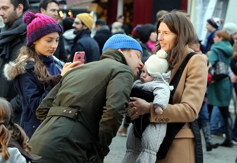Нежные отношения: Джейми Оливер с женой и пятью детьми на рождественской ярмарке (ФОТО)