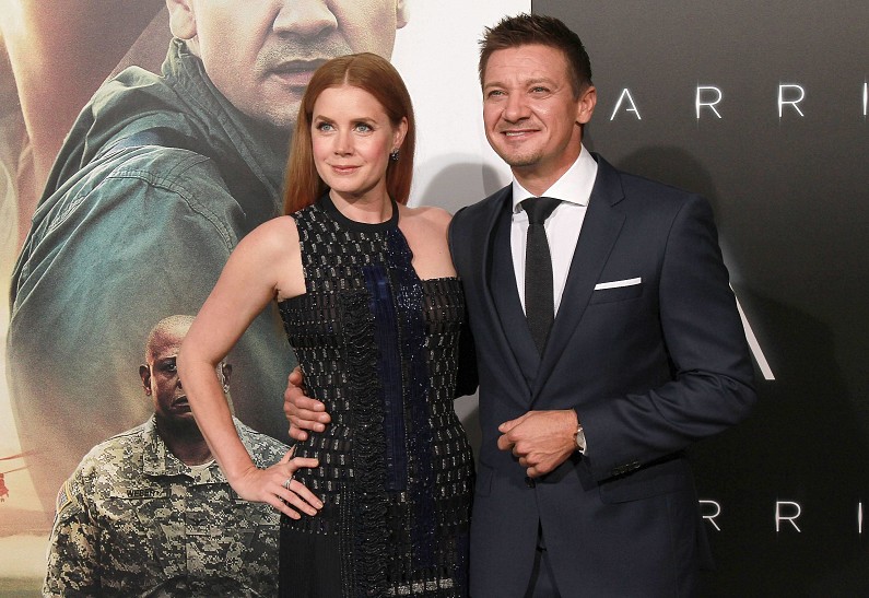 Эми Адамс и Джереми Реннер на премьере фильма «Прибытие»