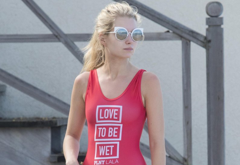 18-летняя сестра Кейт Мосс отдыхает с бойфрендом на пляже (ФОТО)