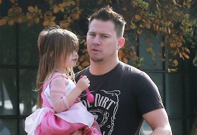 Маленькая дочь Ченнинга Татума трогательно обнимает его на прогулке... (ФОТО)