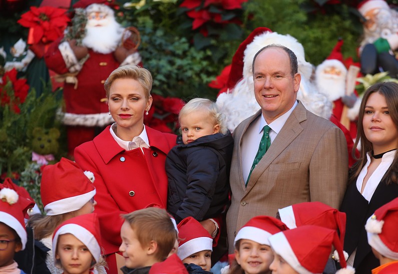 Князь Монако Альбер II и княгиня Шарлен раздали детям рождественские подарки