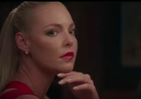 Кэтрин Хейгл в роли безумной бышей жены в фильме «Незабываемое