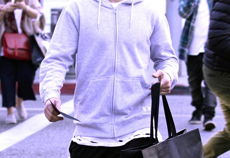 Отец Джастина Бибера публикует на своей странице его фото с голым торсом