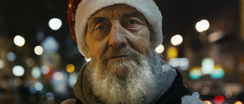 До слёз: бездомные поздравили петербуржцев с наступающим Новым годом