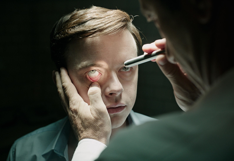 Дэйн Дехаан и Мия Гот в новых кадрах триллера «Лекарство от здоровья»