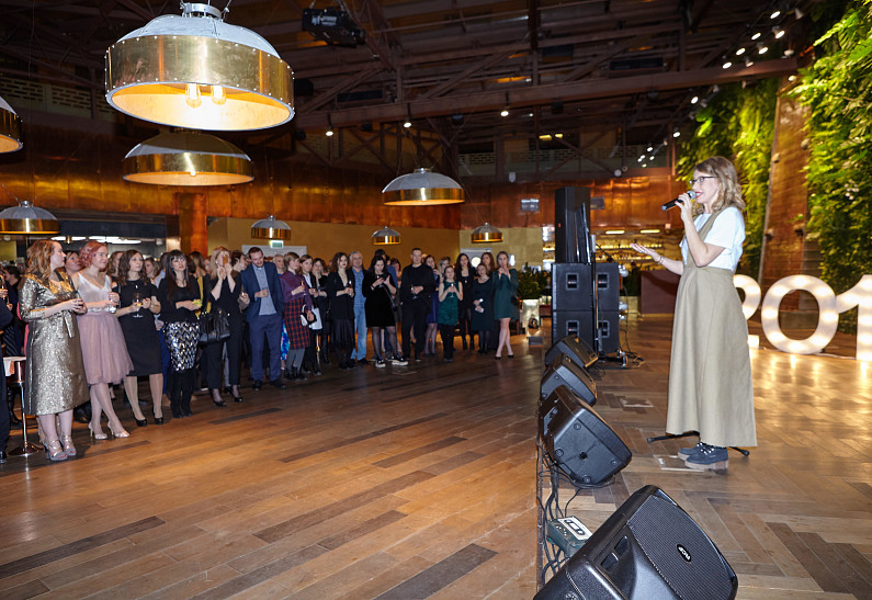 Ксения Собчак и Вадим Верник поздравили своих сотрудников с Новым годом