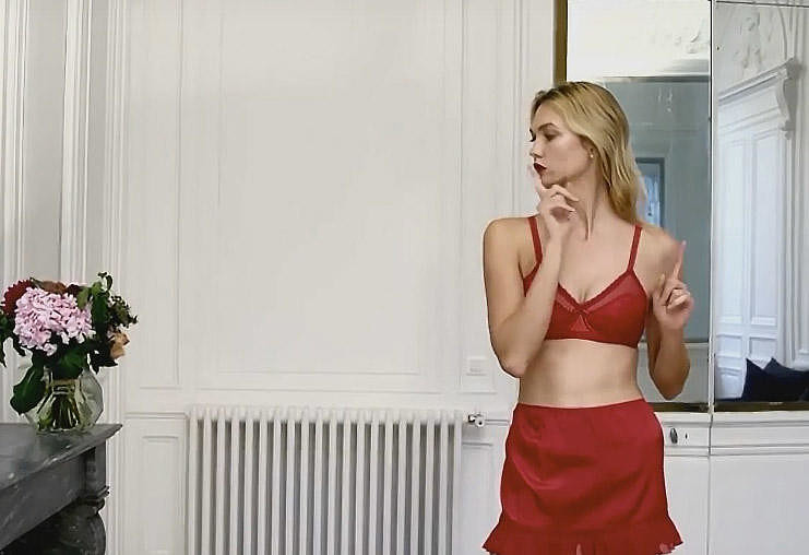 Карли Клосс отправилась на вечеринку в нижнем белье