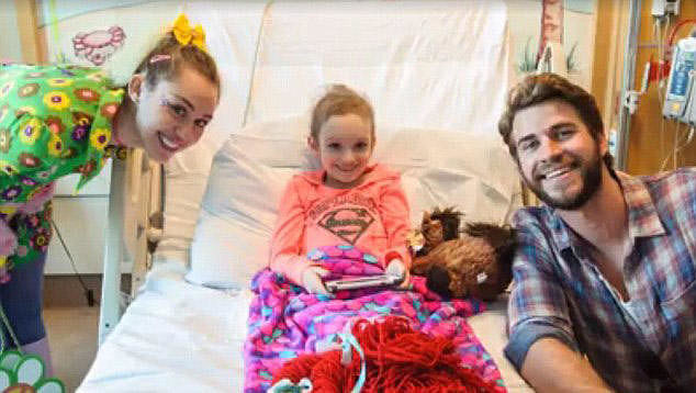 Майли Сайрус и Лиам Хемсворт посетили детскую больницу (ФОТО)