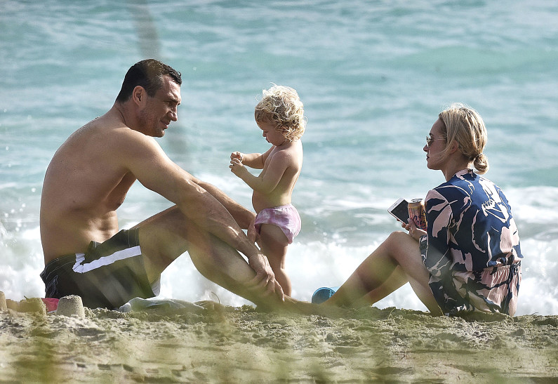 Семейка в Майами: Хайден Панеттьери и Владимир Кличко отдыхают с дочкой