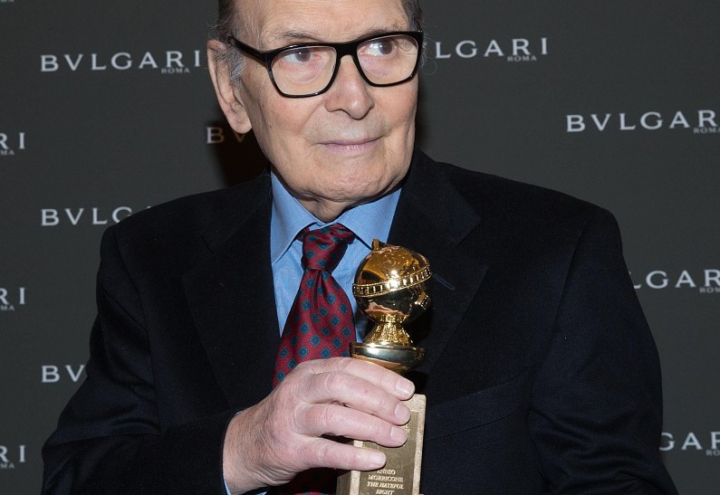 Президент Голливудской ассоциации иностранной прессы Лоренцо Сория вручил награду маэстро Эннио Морриконе
