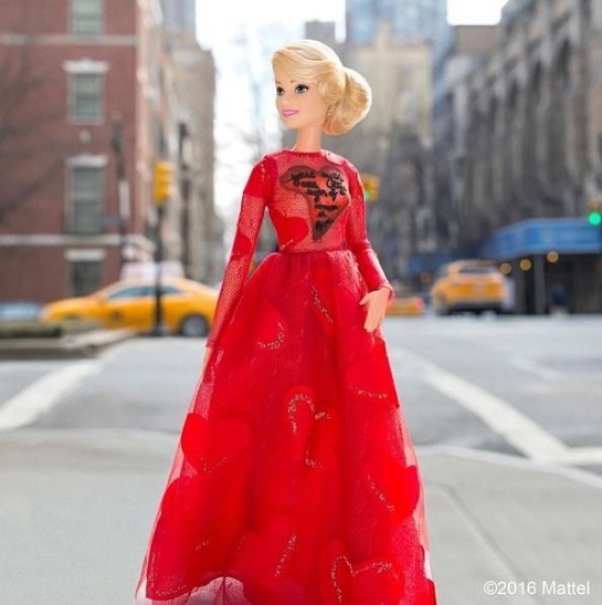 На Барби сшили специальный наряд от Valentino для премьеры фильма «Образцовый самец 2» в Нью-Йорке