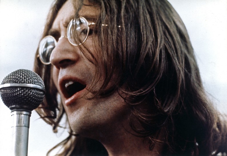 Самый большой пучок волос Джона Леннона выставлен на аукцион