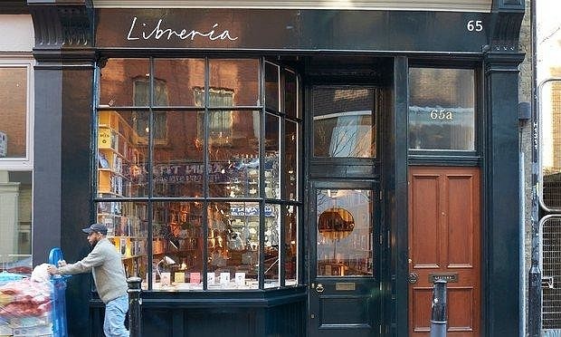 В Лондоне открылся книжный магазин, совмещенный с баром