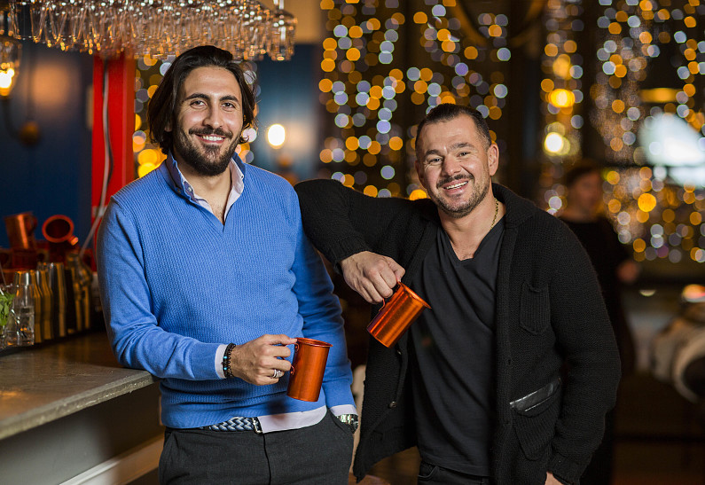 Греческий ресторан Molon Lave:  девичник с красивыми мужчинами по случаю 8 марта