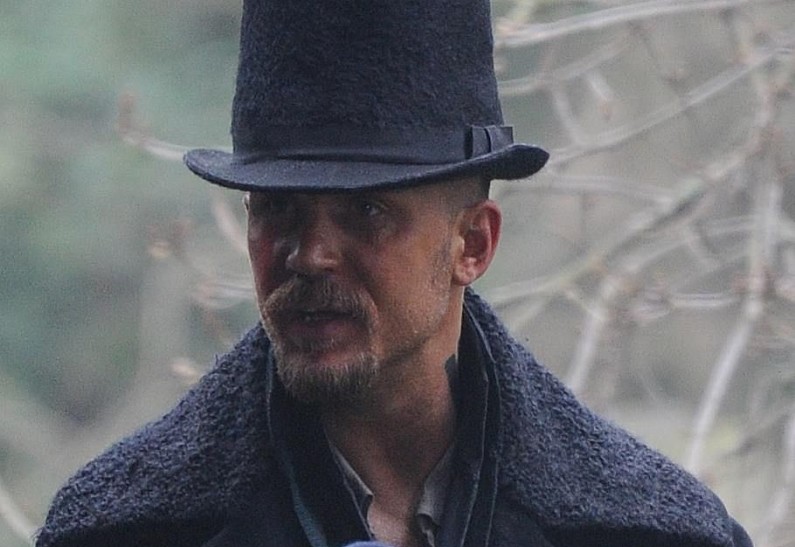 Голый Том Харди на съемках мини-сериала «Табу»