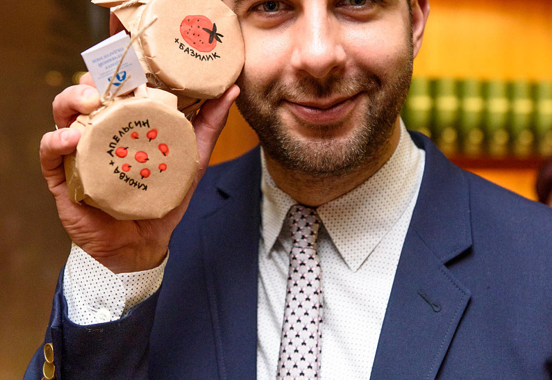 Иван Ургант, Татьяна Лазарева и другие на благотворительном аукционе