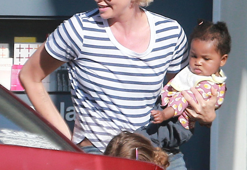 Шарлиз Терон проводит время с детьми, а не на вечеринках