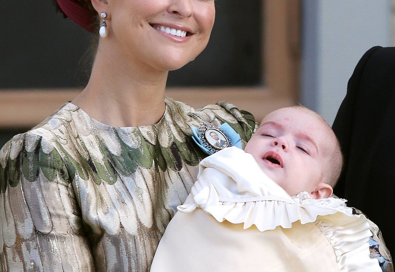 Принцесса Мадлен поделилась фотографией девятимесячного сына