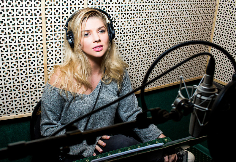 Настя Задорожная, Антон Лаврентьев и другие звезды переозвучили ситком «Друзья»