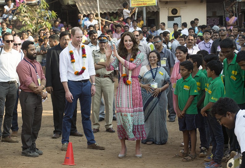 Кейт Миддлтон и принц Уильям продолжают путешествовать по Индии (ФОТО)