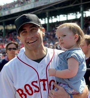 Джейк Джилленхол пришел на Бостонский марафон с дочерью пострадавшего спортсмена