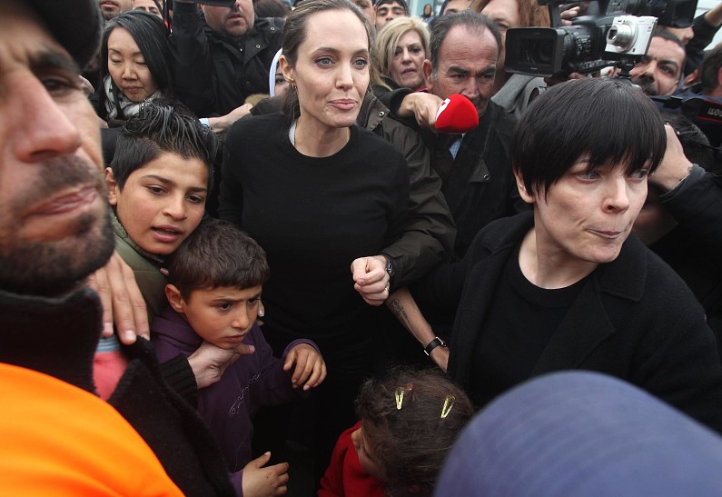 СМИ: Анджелина Джоли госпитализирована в критическом состоянии