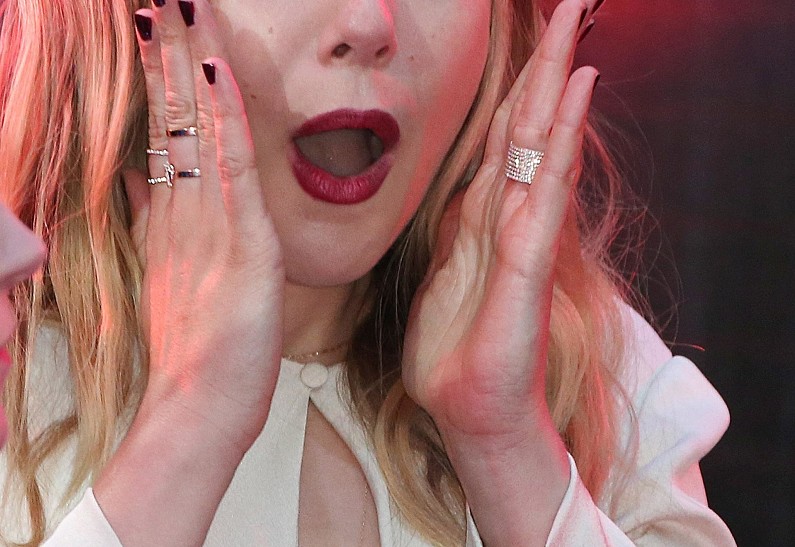 Крис Эванс и Элизабет Олсен вступили в танцевальную схватку