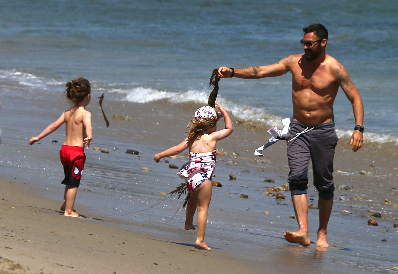 Меган Фокс и Брайан Остин Грин отдыхают на пляже с детьми