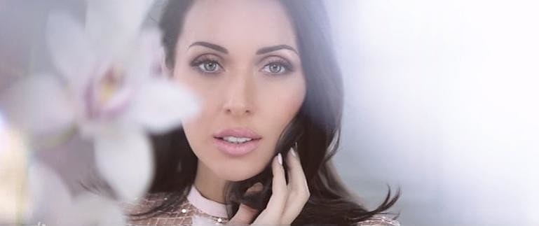 Алсу рассказала, как пережить увольнение, в новом клипе