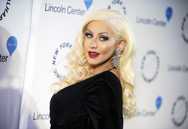 Кристина Агилера спела дуэтом с голограммой Уитни Хьюстон (ВИДЕО)