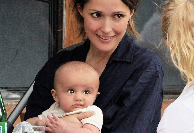 Роуз Бирн впервые появилась на публике с трехмесячным сыном