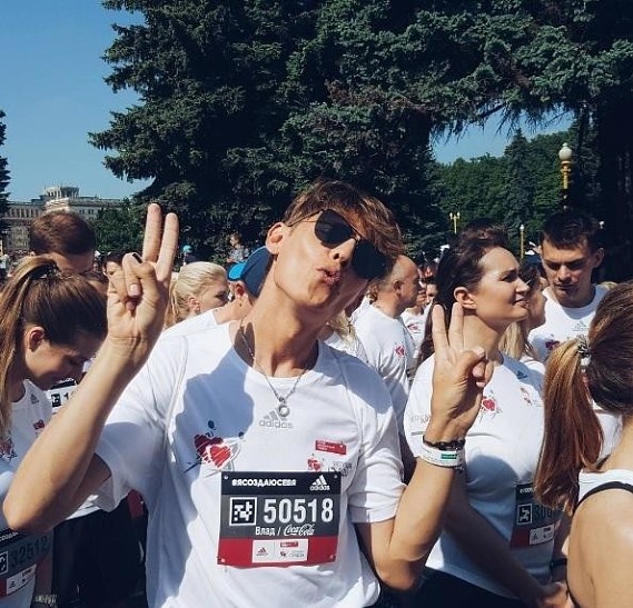 Влад Лисовец, Вера Брежнева и другие на благотворительном забеге «Бегущие сердца»