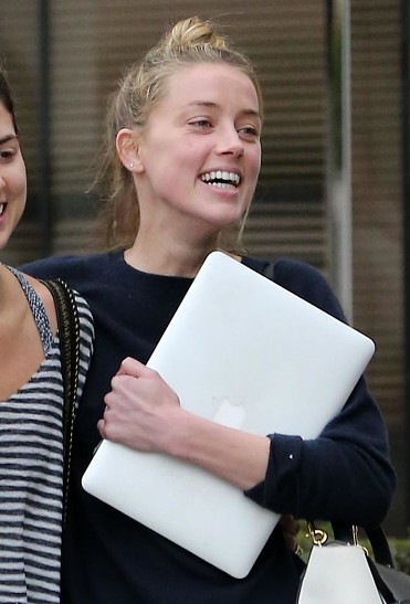 Эмбер Хёрд вышла от своего адвоката с сияющей улыбкой