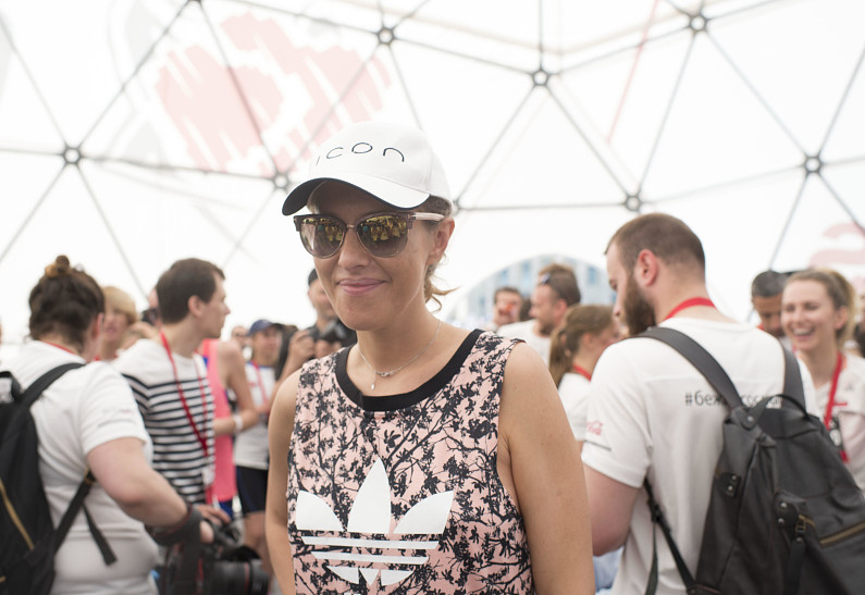 Ксения Собчак, Дима Билан и другие звезды поддержали благотворительный забег «Adidas Бегущие сердца»