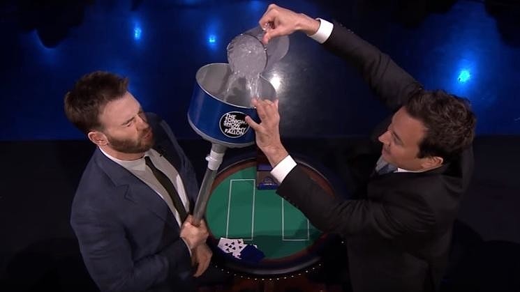 Джимми Фэллон остудил горячего парня — Криса Эванса (ВИДЕО)