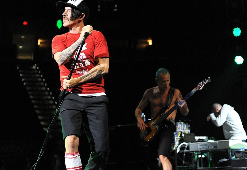 Группа  Red Hot Chili Peppers выпустила сингл Dark Necessities
