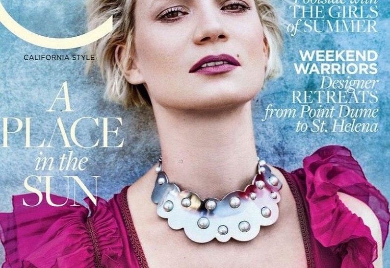 Миа Васиковска снялась в фэшн-съемке с коврами