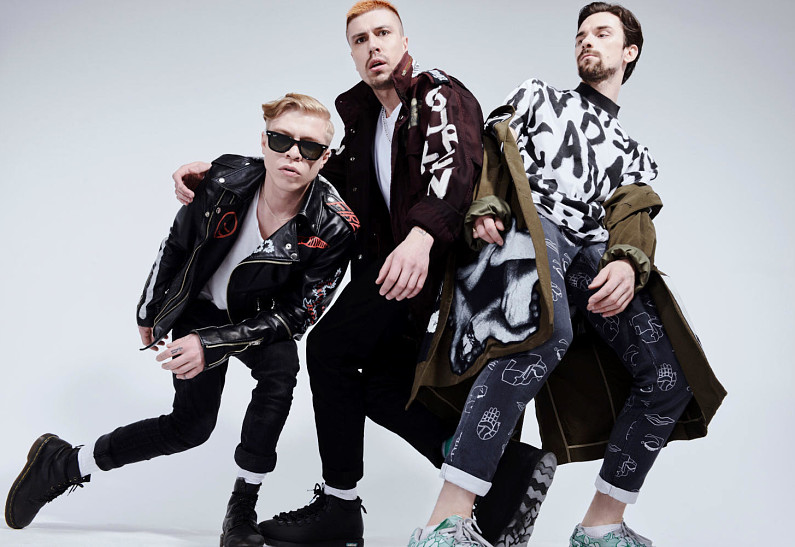 Экс-участники Quest Pistols выпустили дебютный альбом нового проекта АГОНЬ