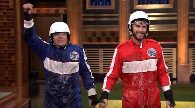 Лиам Хемсворт и Джимми Фэллон устроили забавную эстафету