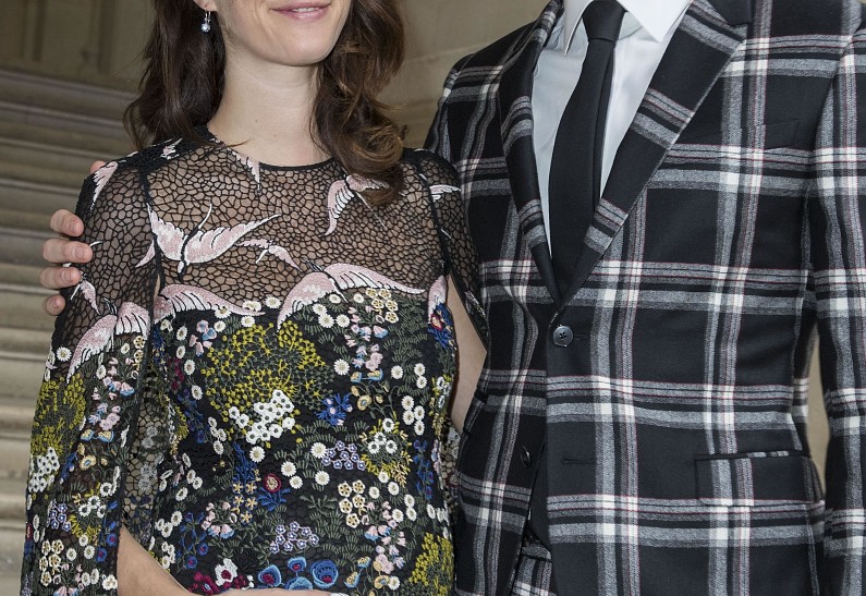 Беременная Кая Скоделарио с мужем Бенджамином Уокером посетили модный показ