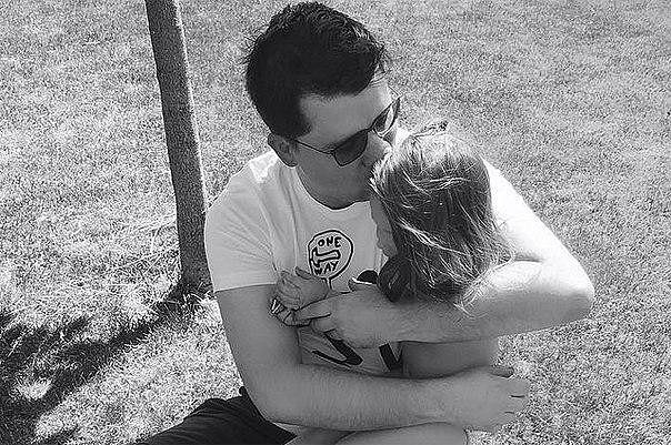 Кристина Асмус опубликовала фотографии с дочкой и мужем