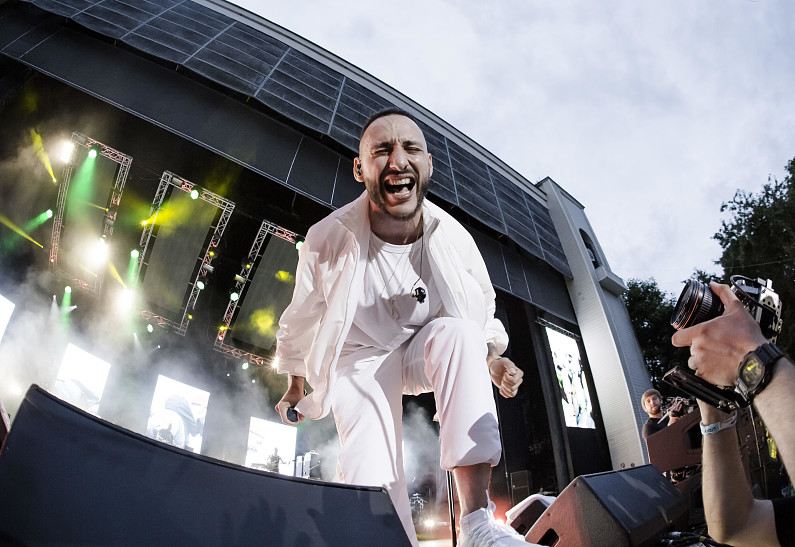 С локтями и без локтей: LOne раскачал Зеленый театр