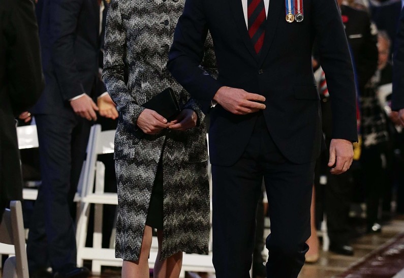 Принцы Чарльз, Гарри и герцогиня Кейт Миддлтон почтили память павших  в битве на Сомме