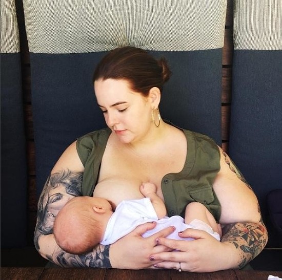 Модель plus-size Тесс Холлидей поделилась снимками новорожденного сына