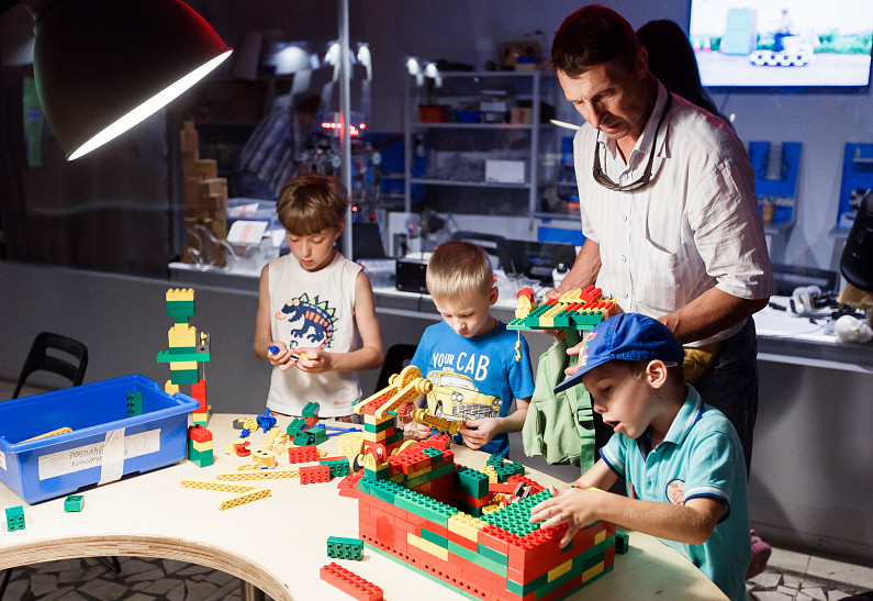 Лето с пользой: «Роболагерь» на ВДНХ готовит будущих инженеров