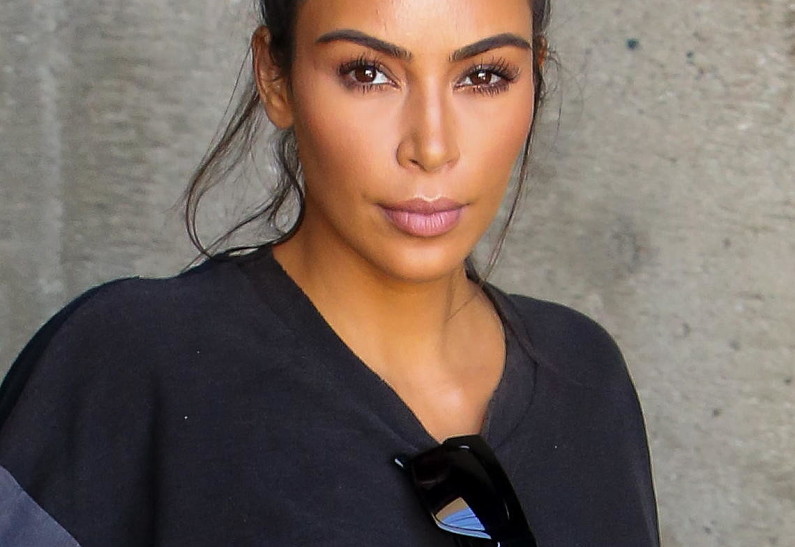 Кожаный корсет поверх футболки: новый тренд от Ким Кардашьян