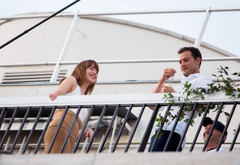 Дакота Джонсон и Джейми Дорнан бурно завершили съемки эротической трилогии