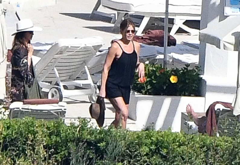 Дженнифер Энистон отдохнула с друзьями в Италии (ФОТО)