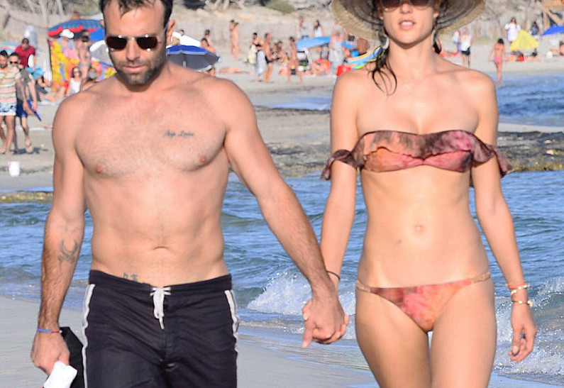 Алессандра Амбросио с бойфрендом и детьми отдыхет на Ибице