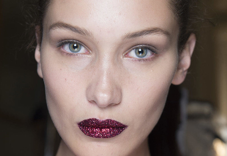 Новый beauty-тренд от Versace: яркие губы с блестками